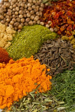 Farklı parlak otlar ve baharatlar
