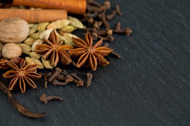 Farklı parlak otlar ve baharatlar