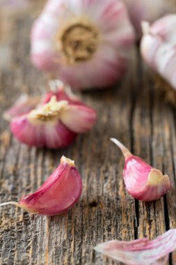 Tahta yüzeyde taze sarımsak