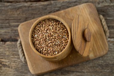 karabuğday kabuğu çıkarılmış tane ahşap yüzey üzerinde