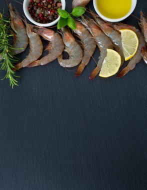 ReSH çiğ karides koyu gri mutfak masasında