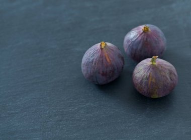 taş zemin üzerine taze incir