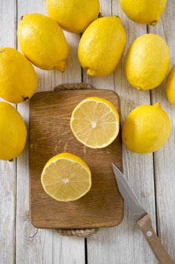 ahşap yüzey üzerinde limon