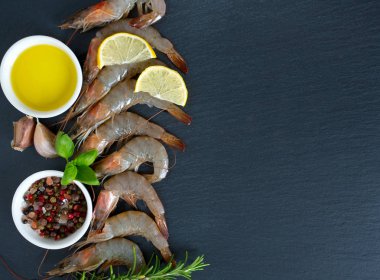 ReSH çiğ karides koyu gri mutfak masasında