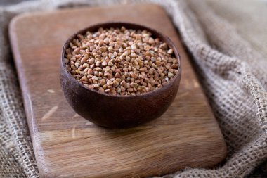 karabuğday kabuğu çıkarılmış tane ahşap yüzey üzerinde