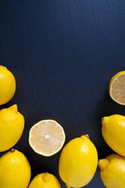 Kara tahta üzerinde olgunlaşmış taze limon