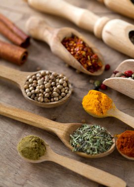 Farklı parlak otlar ve baharatlar
