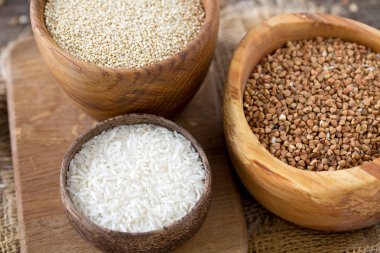 pirinç, quinoa ve buğday ahşap yüzey üzerinde