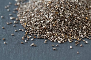 Chia tohum siyah arka plan üzerine