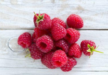 ahududu ahşap yüzey üzerinde