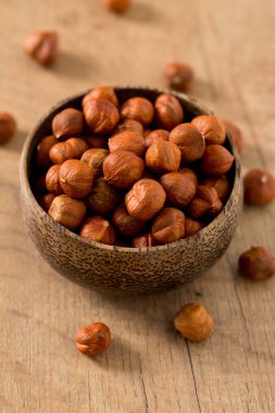 Ahşap yüzey üzerinde fındık