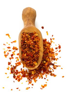 Beyaz arka plan üzerinde kurutulmuş domates yığını