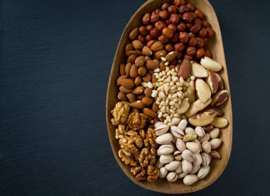 fındık ahşap bir tabak içinde farklı knds