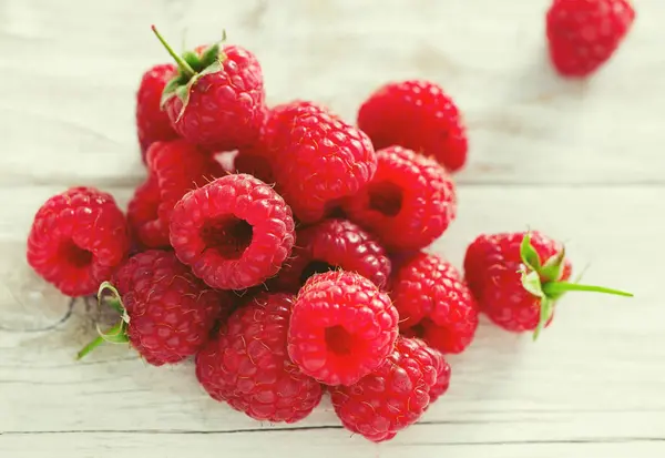 Himbeeren Auf Holzoberfläche — Stockfoto