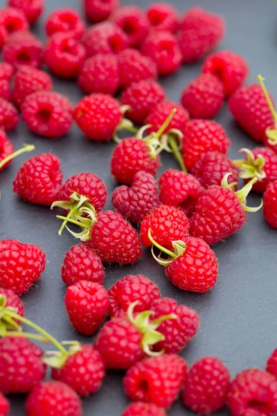 Framboises Fraîches Mûres Sur Tableau — Photo