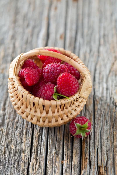 Framboises Dans Panier Sur Une Surface Bois — Photo