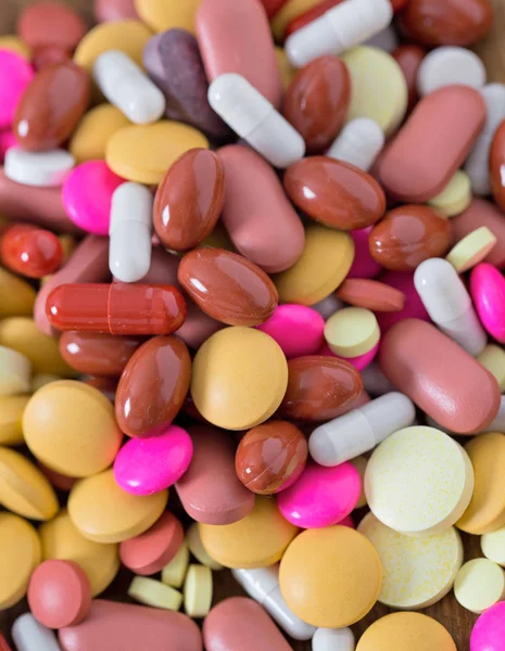 Piller Som Isolerade Vit Vägg Bakgrund Närbild — Stockfoto