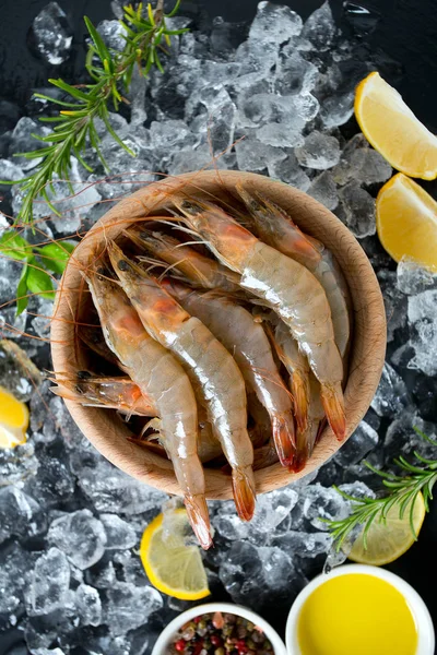 Resh Råa Räkor Mörkt Grå Köksbord — Stockfoto