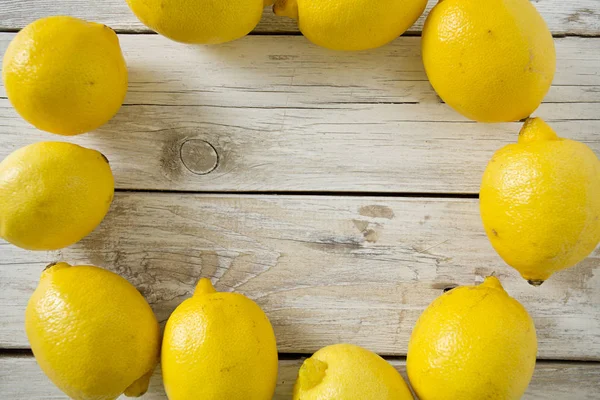 Zitronen Auf Hölzerner Oberfläche — Stockfoto