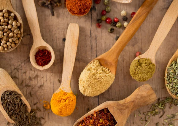 Farklı parlak otlar ve baharatlar