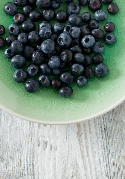 Blaubeere Auf Holzoberfläche — Stockfoto