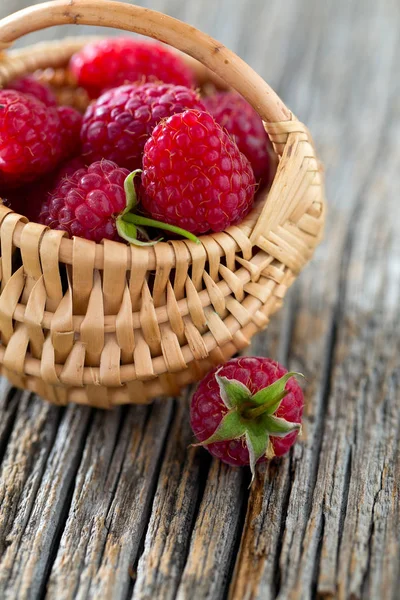 Framboises Dans Panier Sur Une Surface Bois — Photo