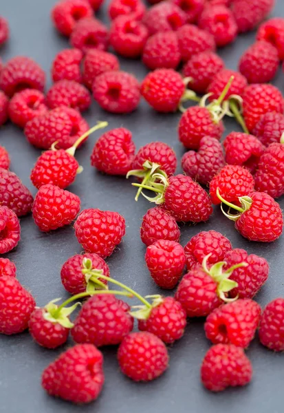 Framboises Fraîches Mûres Sur Tableau — Photo