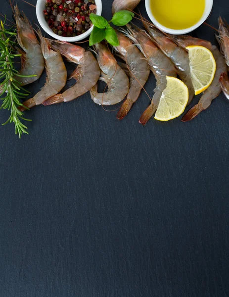 ReSH çiğ karides koyu gri mutfak masasında