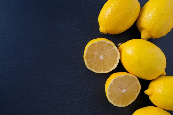 Kara tahta üzerinde olgunlaşmış taze limon