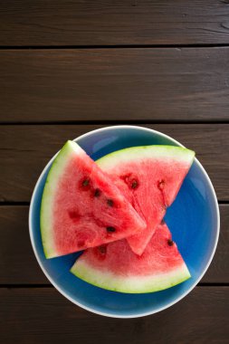 ahşap masa üzerinde taze kesilmiş karpuz