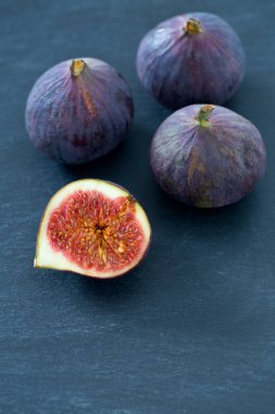 taş zemin üzerine taze incir