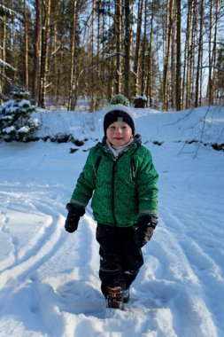 sevimli çocuk Kışın kar keyfi
