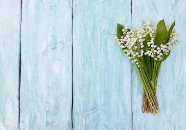 ahşap yüzeyde vadideki zambak 