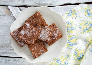  Ahşap yüzey üzerinde çikolatalı kek