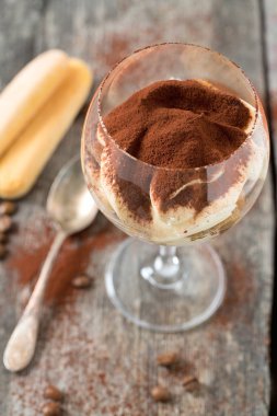 tiramisu ahşap yüzey üzerinde bir asma cam