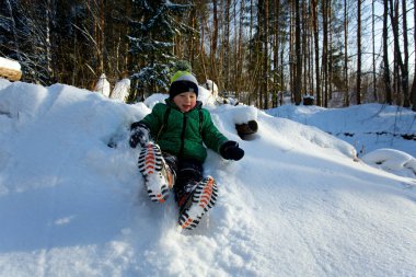 sevimli çocuk Kışın kar keyfi