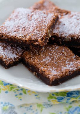  Ahşap yüzey üzerinde çikolatalı kek