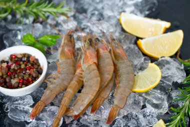 ReSH çiğ karides koyu gri mutfak masasında