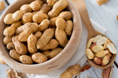 fıstık ahşap yüzey üzerinde