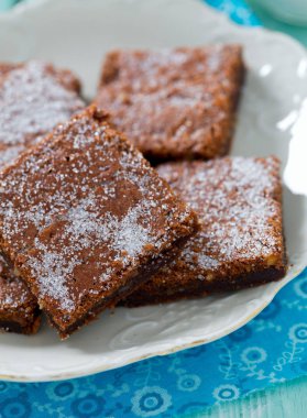  Ahşap yüzey üzerinde çikolatalı kek