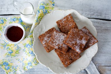  Ahşap yüzey üzerinde çikolatalı kek