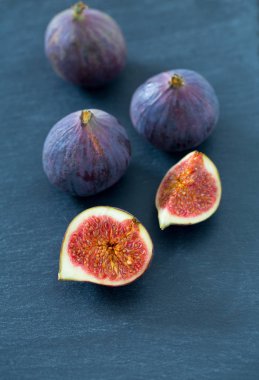 taş zemin üzerine taze incir