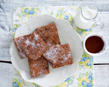  Ahşap yüzey üzerinde çikolatalı kek