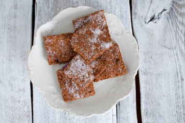  Ahşap yüzey üzerinde çikolatalı kek