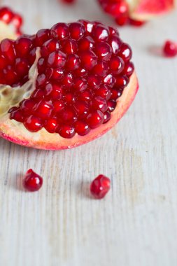 nar taneleri ahşap yüzey üzerinde