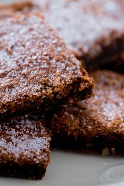  Ahşap yüzey üzerinde çikolatalı kek