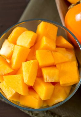 Ahşap yüzeyde hurma kes