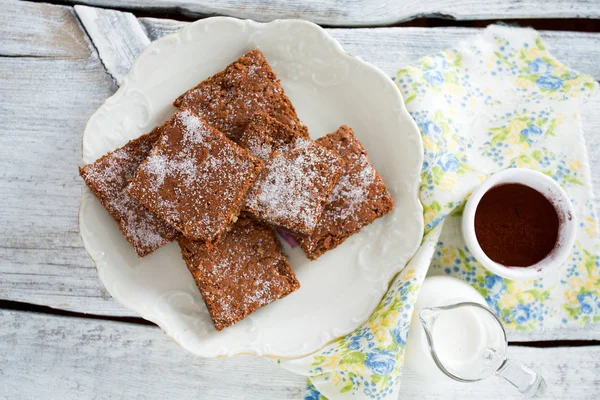  Ahşap yüzey üzerinde çikolatalı kek