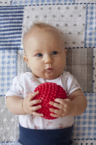 Cute Baby Gry Czerwoną Piłkę — Zdjęcie stockowe