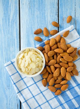 ahşap yüzeyde badem pul